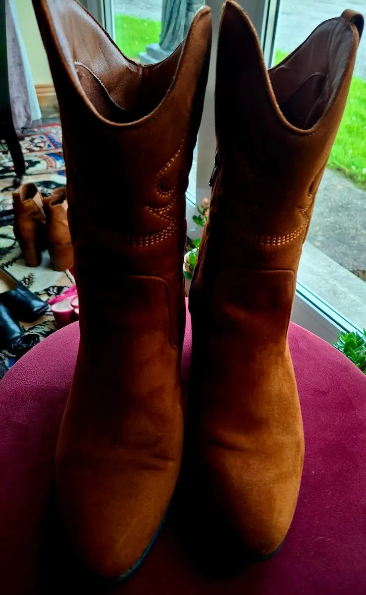 Beautiful tan suede boots - Image 1