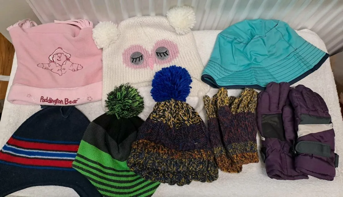 Free kids hats and gloves - Image 1