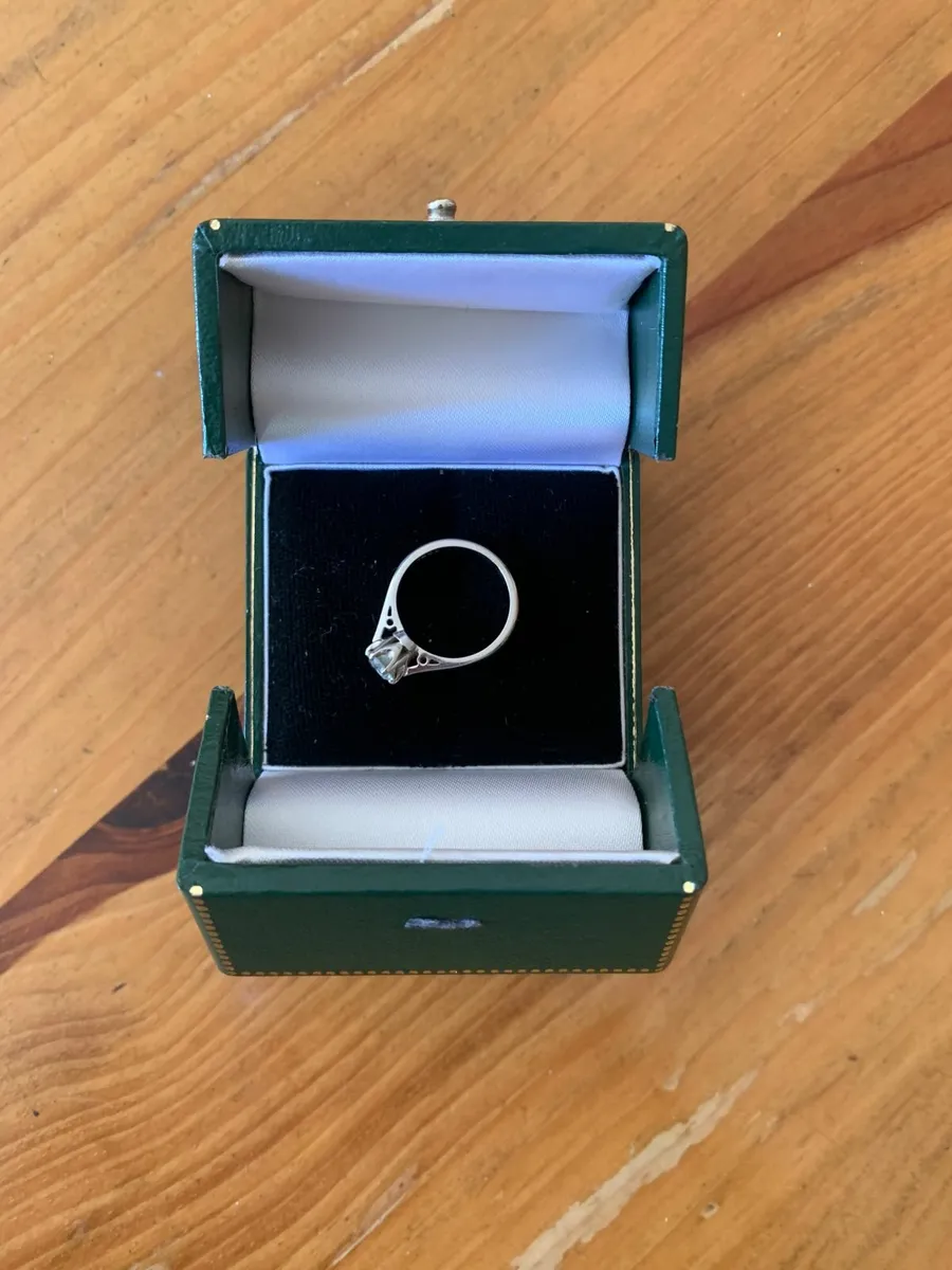 1 x 18ct White Gold Diamond Solitaire Ring - Image 4