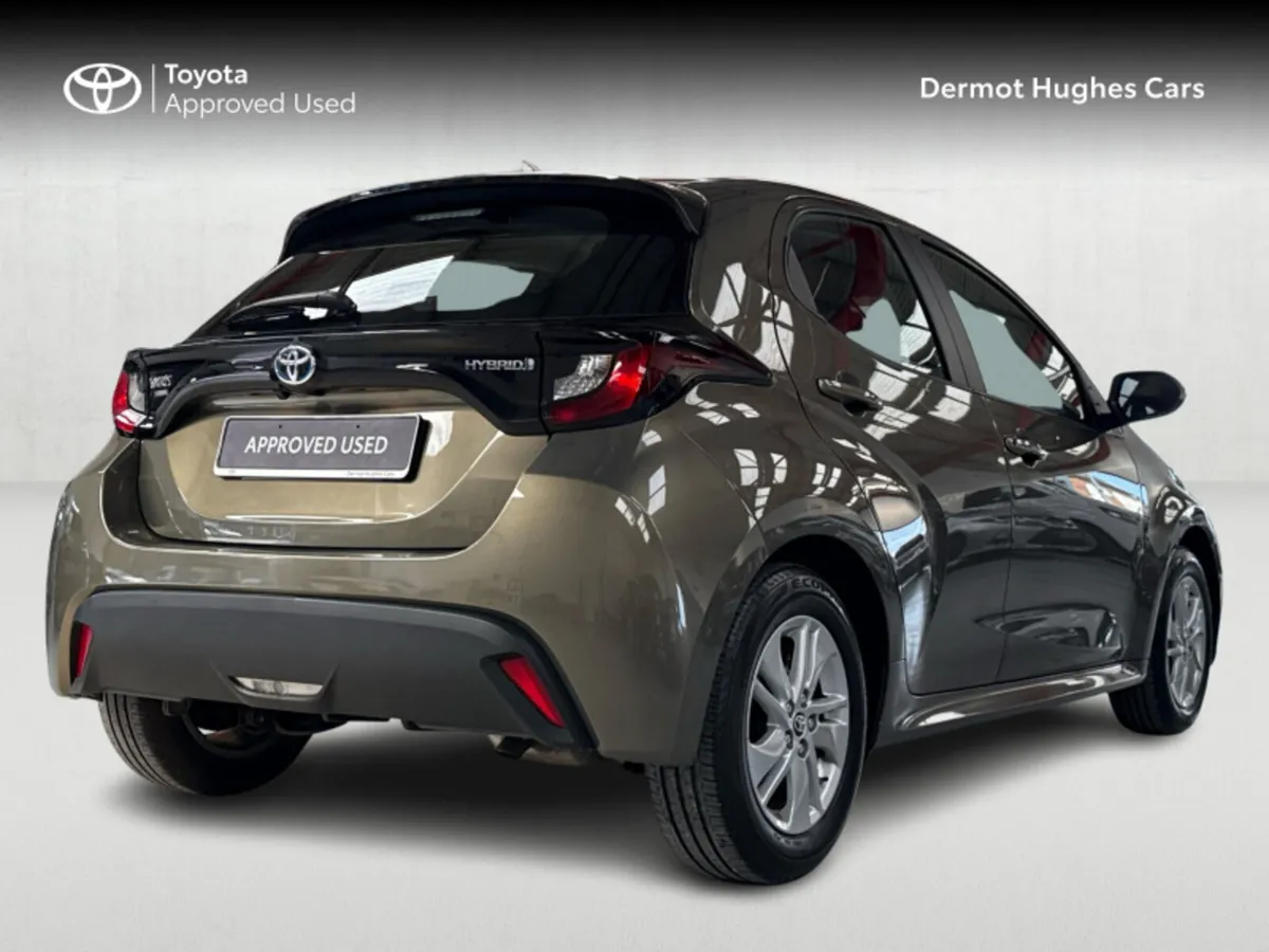 Toyota Yaris YARIS 1.5 HYBRID LUNA - Image 2