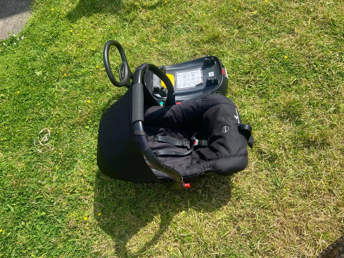 Baby elegance car chair & isofix base - Image 1