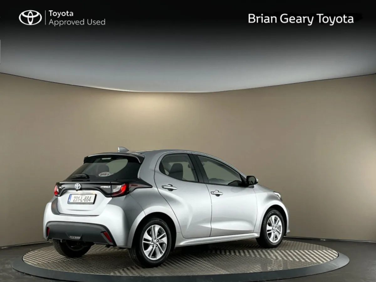 Toyota Yaris HYBRID LUNA - Image 2