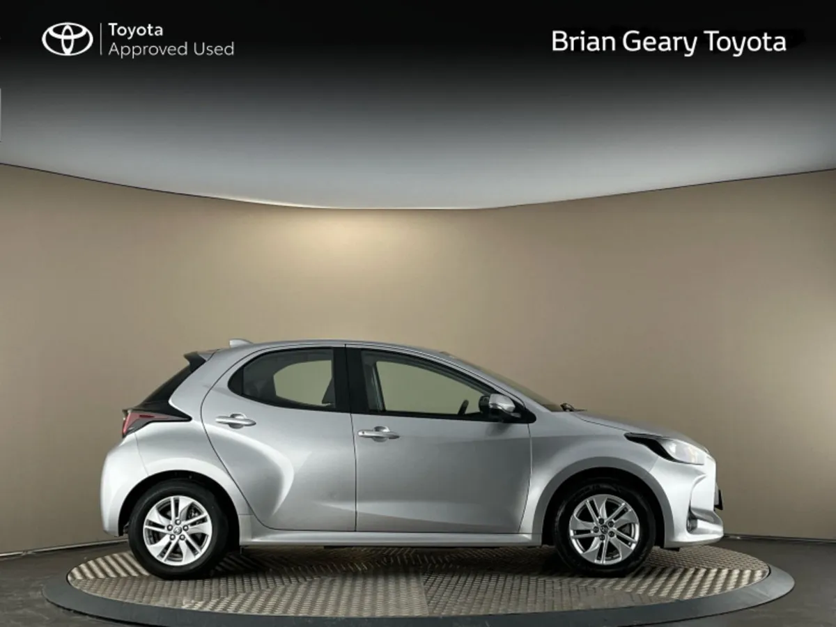 Toyota Yaris HYBRID LUNA - Image 3