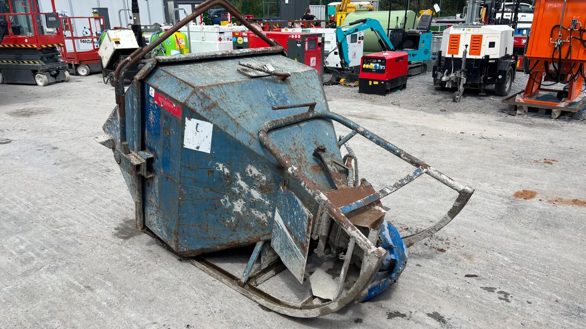 Concrete skip - Image 4