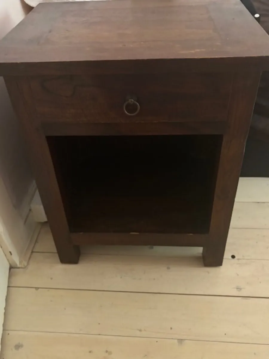 Four poster bed, bedside lockers & chest of drawer - Image 4