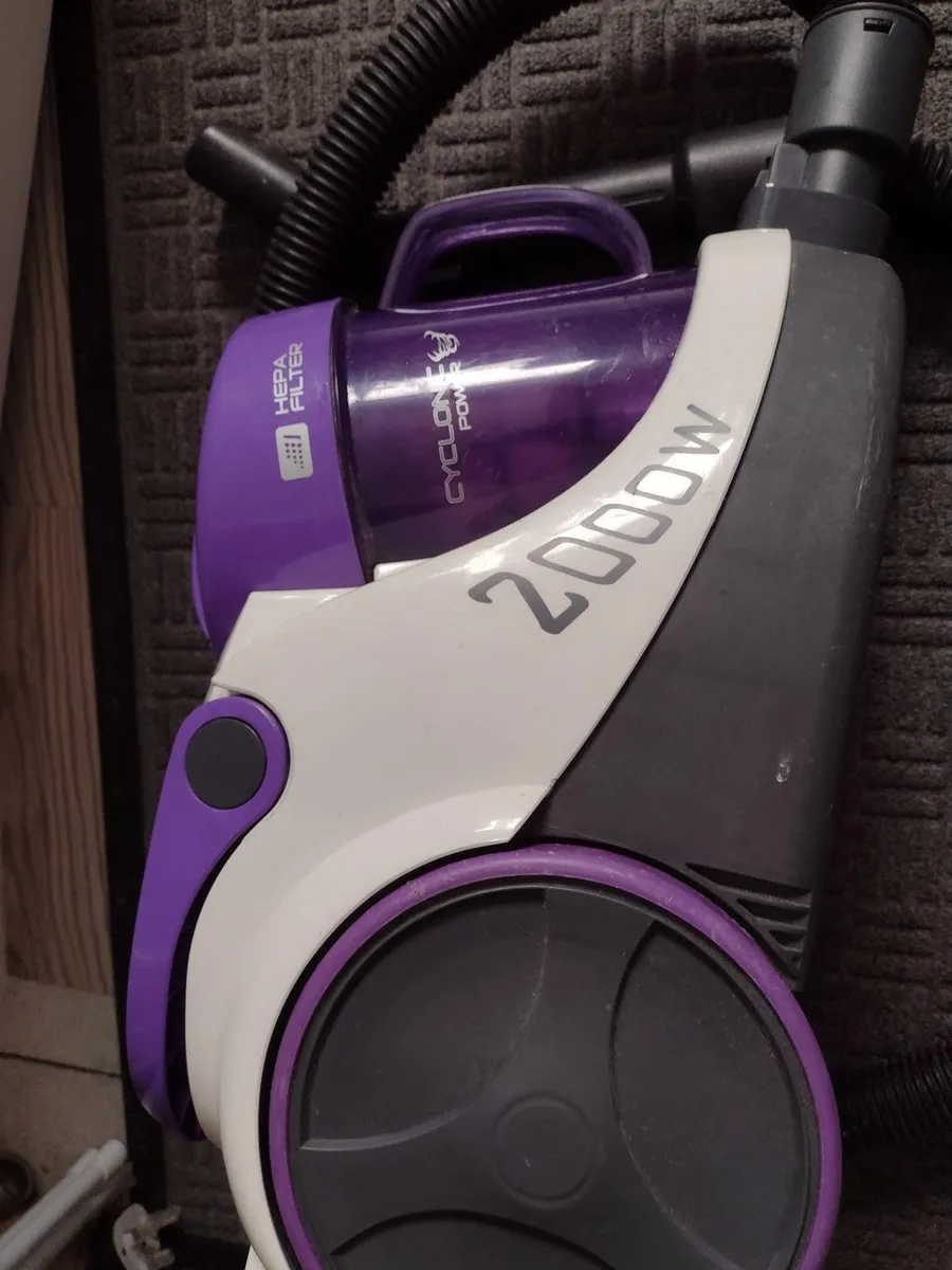 Bagless Hoover 2000W cyclonic power. - Image 3
