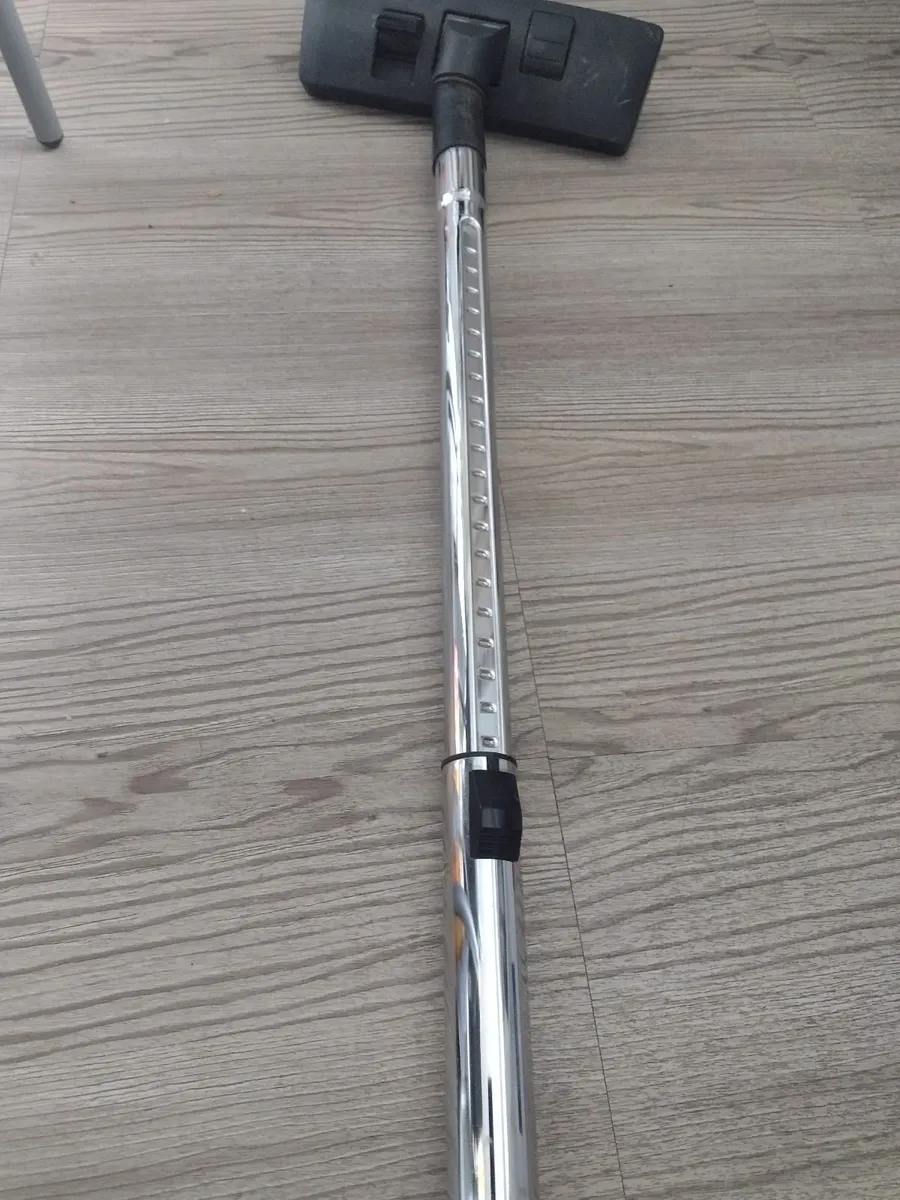 Bagless Hoover 2000W cyclonic power. - Image 4