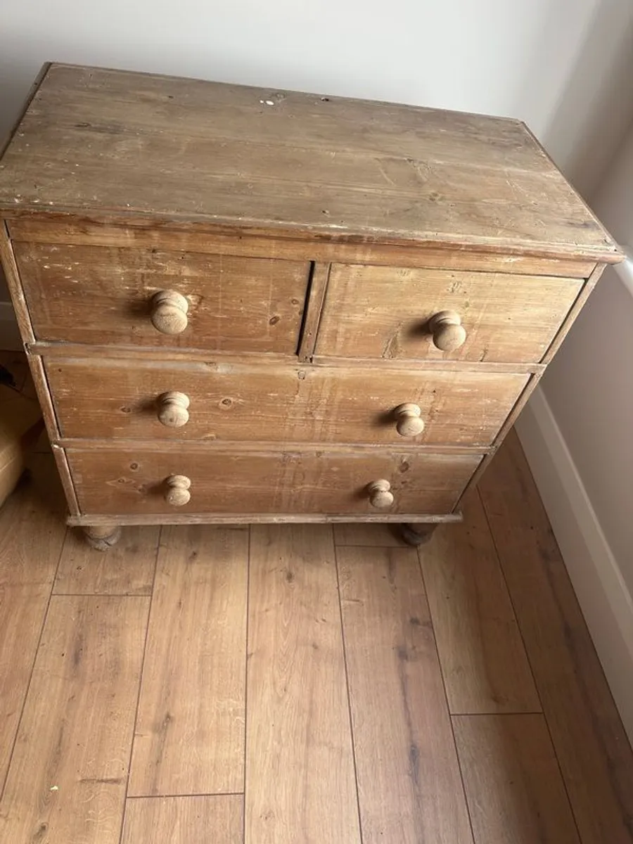 chest of drawers and bedside lockers - Image 1