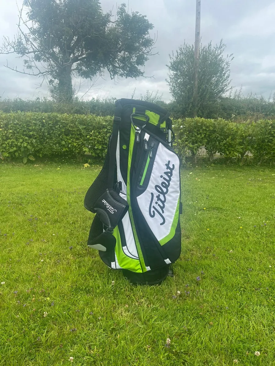 Titleist golf bag (green,white, and black ) - Image 1