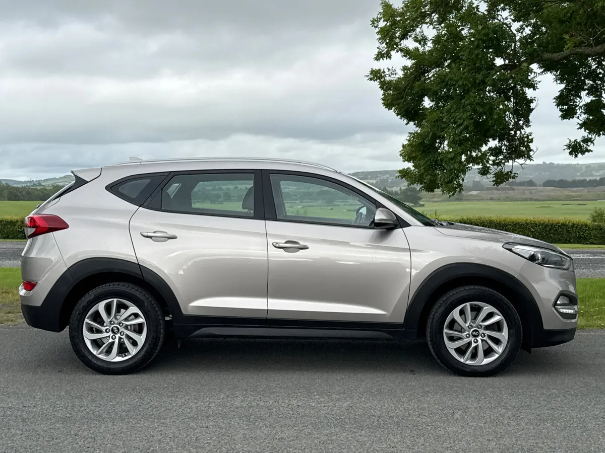 Hyundai Tucson 2018 SE Low mileage - Image 3