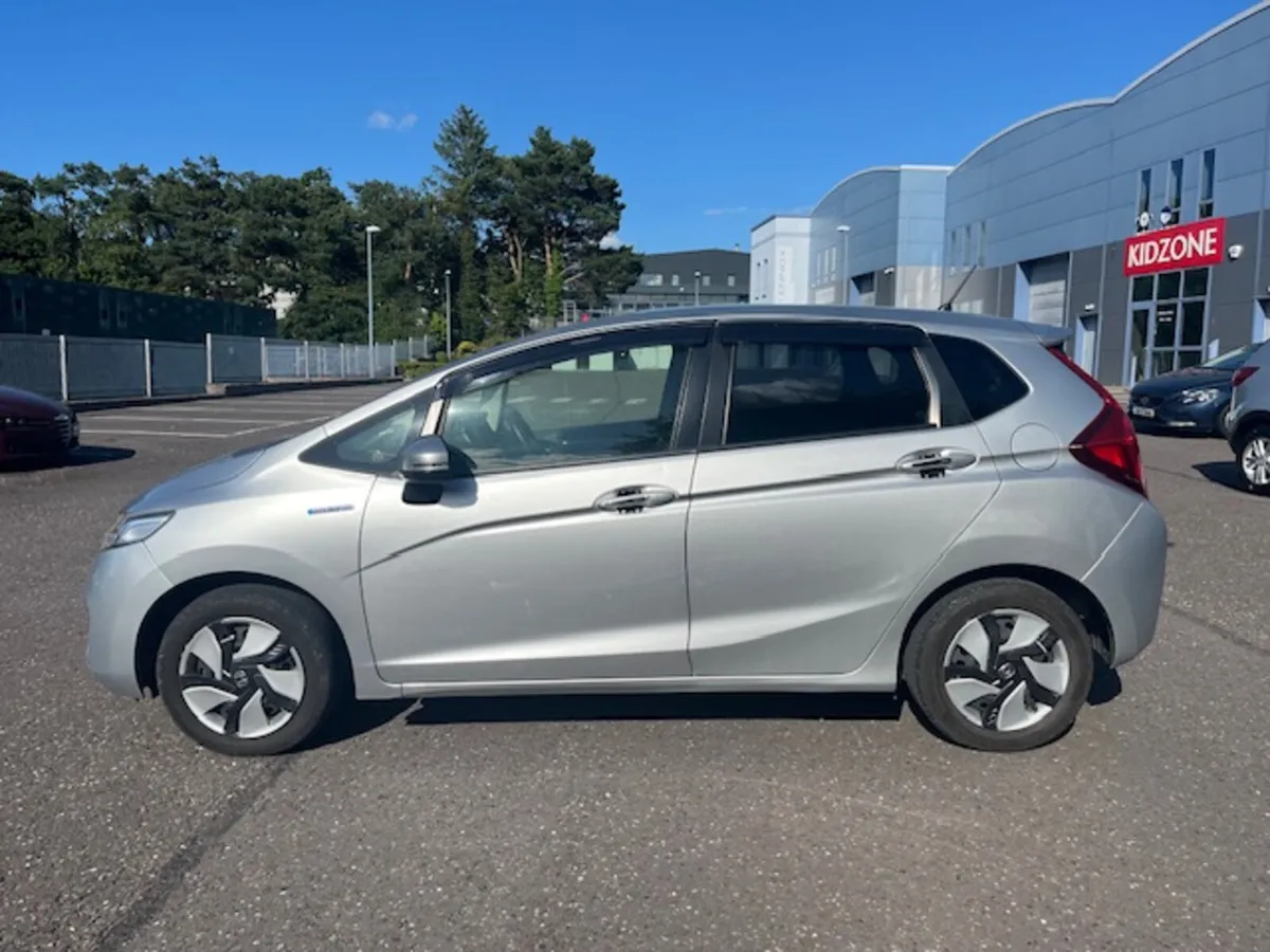 1.5 PETROL- HYBRID 5DR AUTO - Image 4