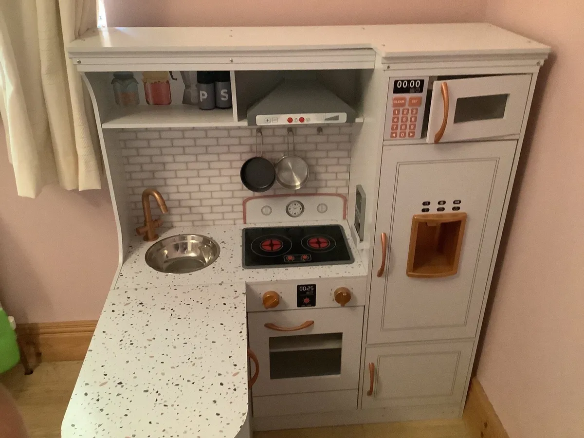 Toy kitchen - Image 1