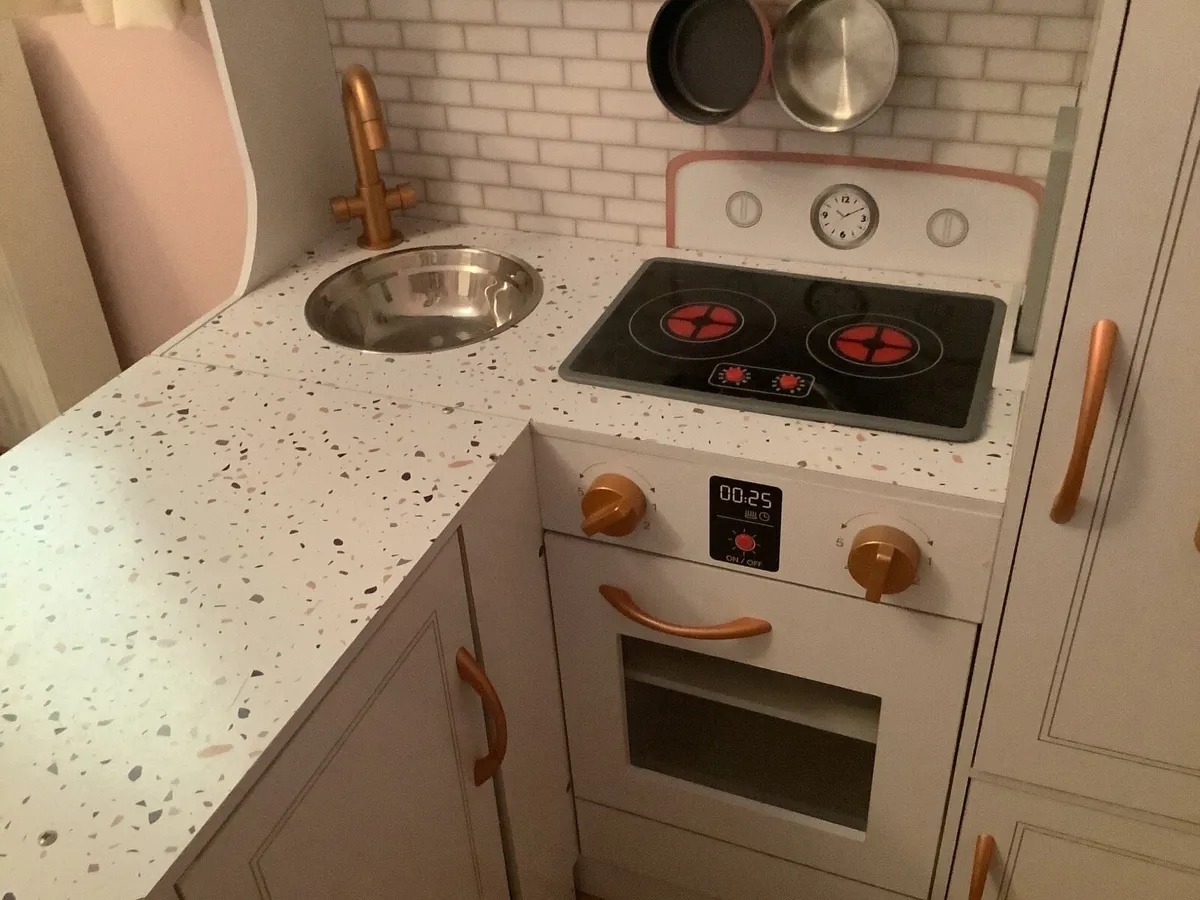 Toy kitchen - Image 2