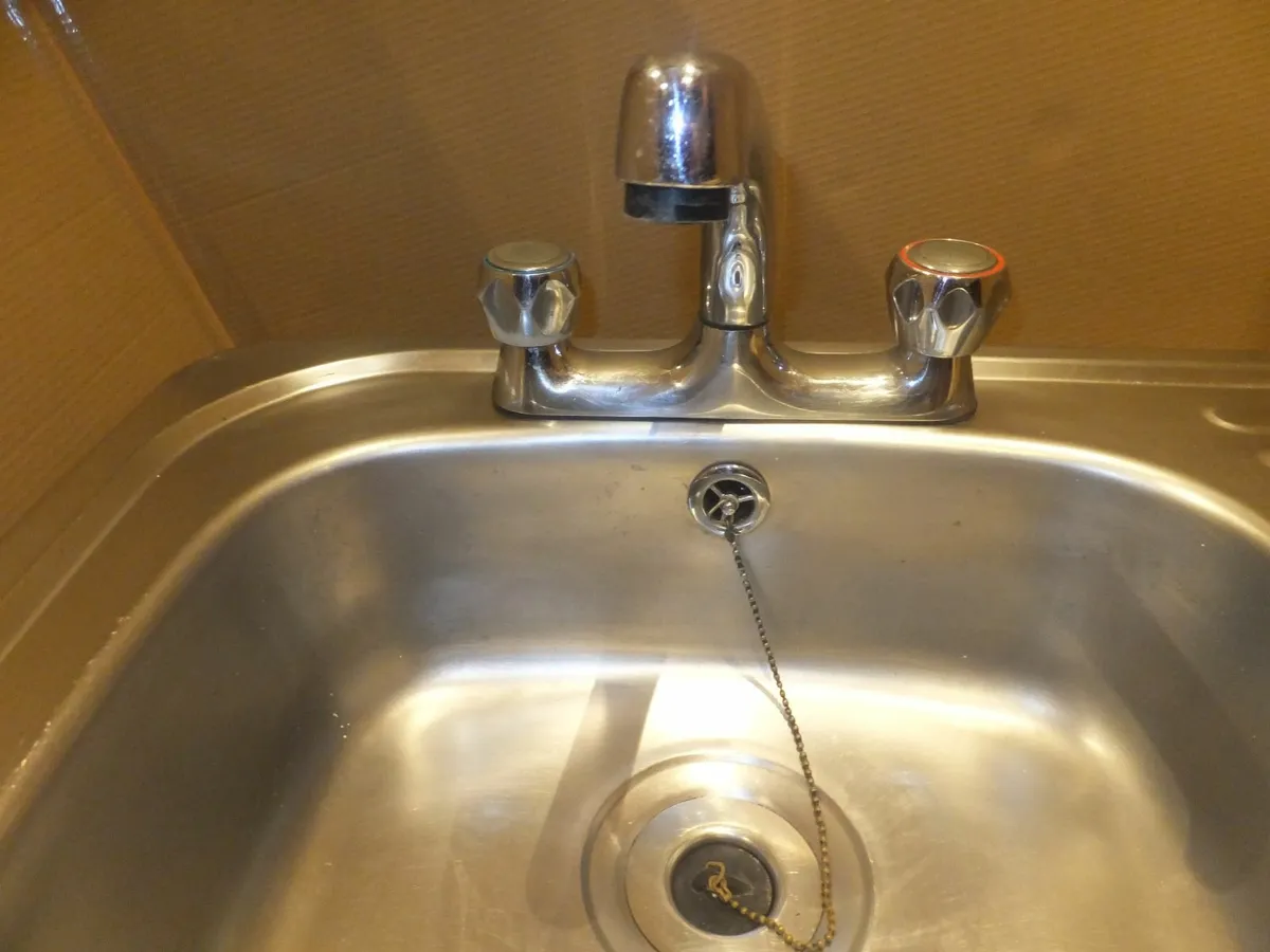 kitchen sink with tap - Image 3