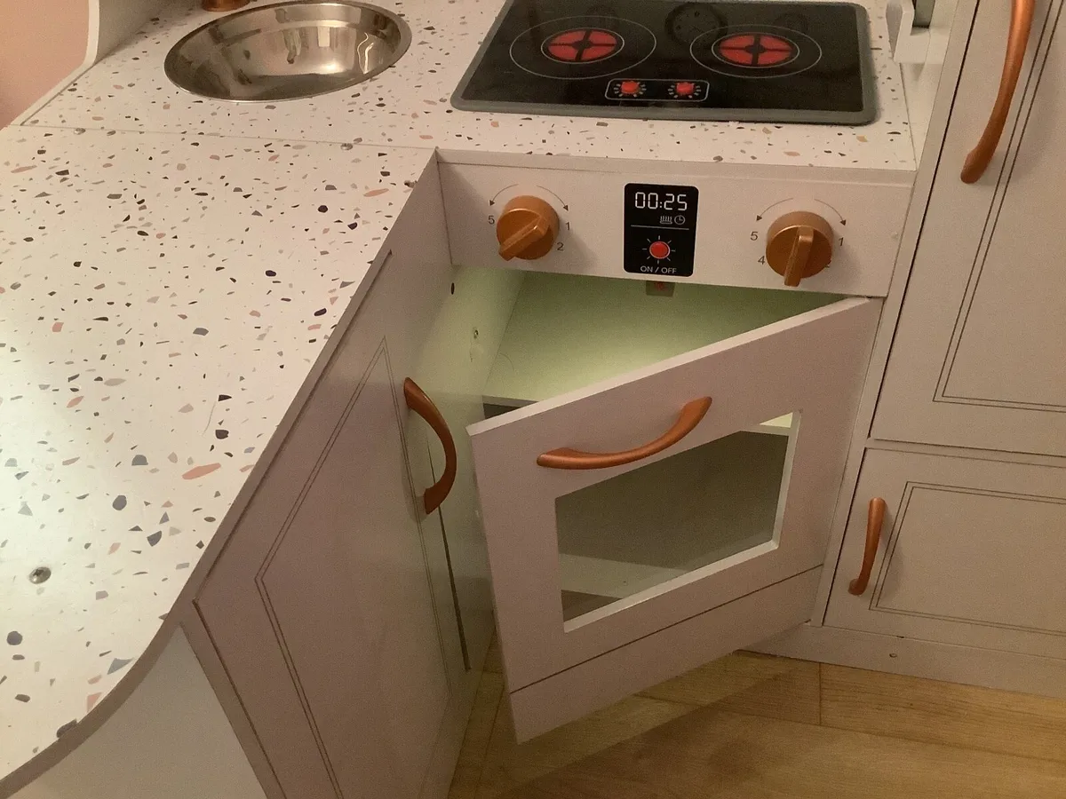 Toy kitchen - Image 3