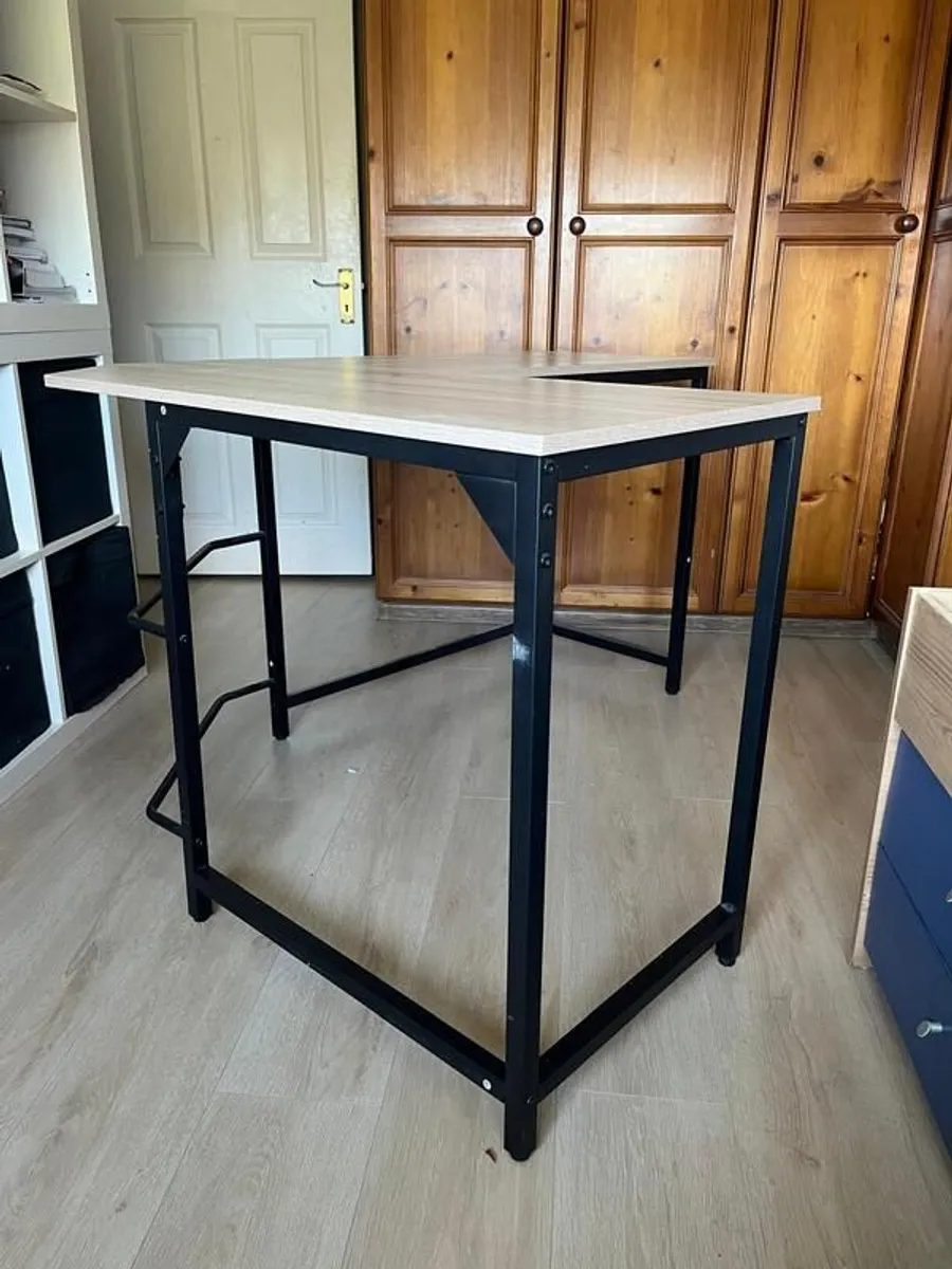 Coner table - Image 1