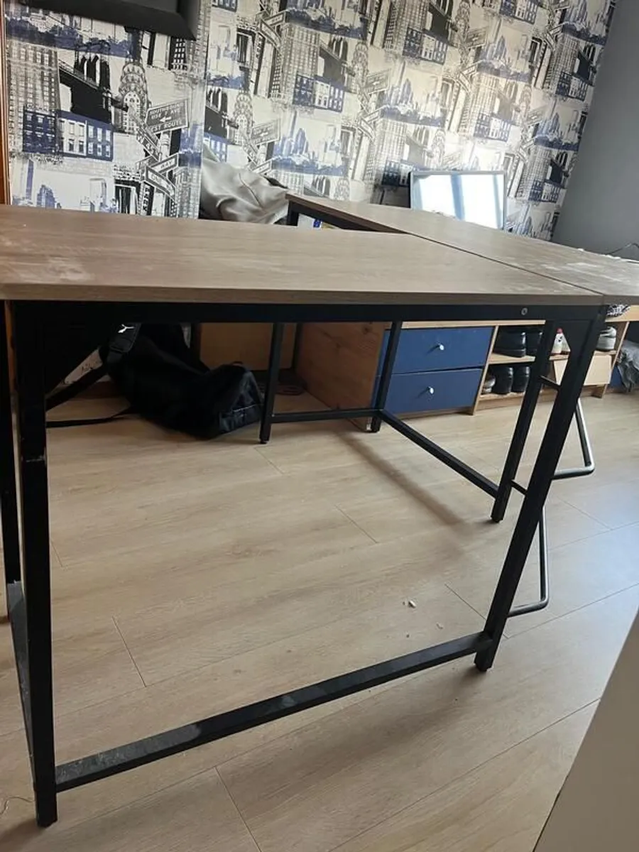 Coner table - Image 2