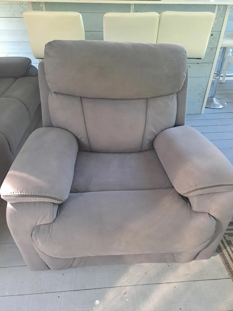 3+1 reclining sofa and chair - Image 1