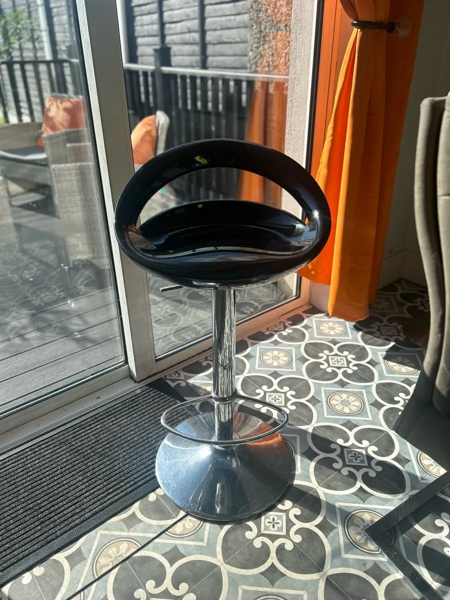 Height adjustable swivel chairs - Image 2