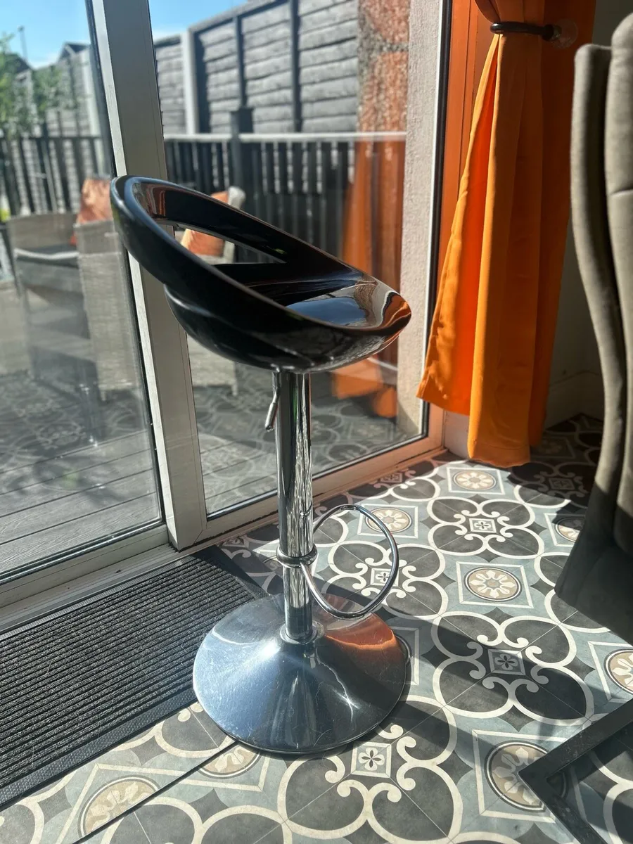 Height adjustable swivel chairs - Image 1
