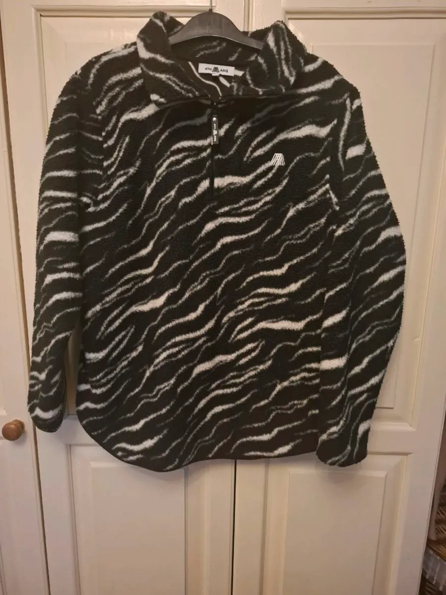 4th Arq Zebra Fleece - Image 1