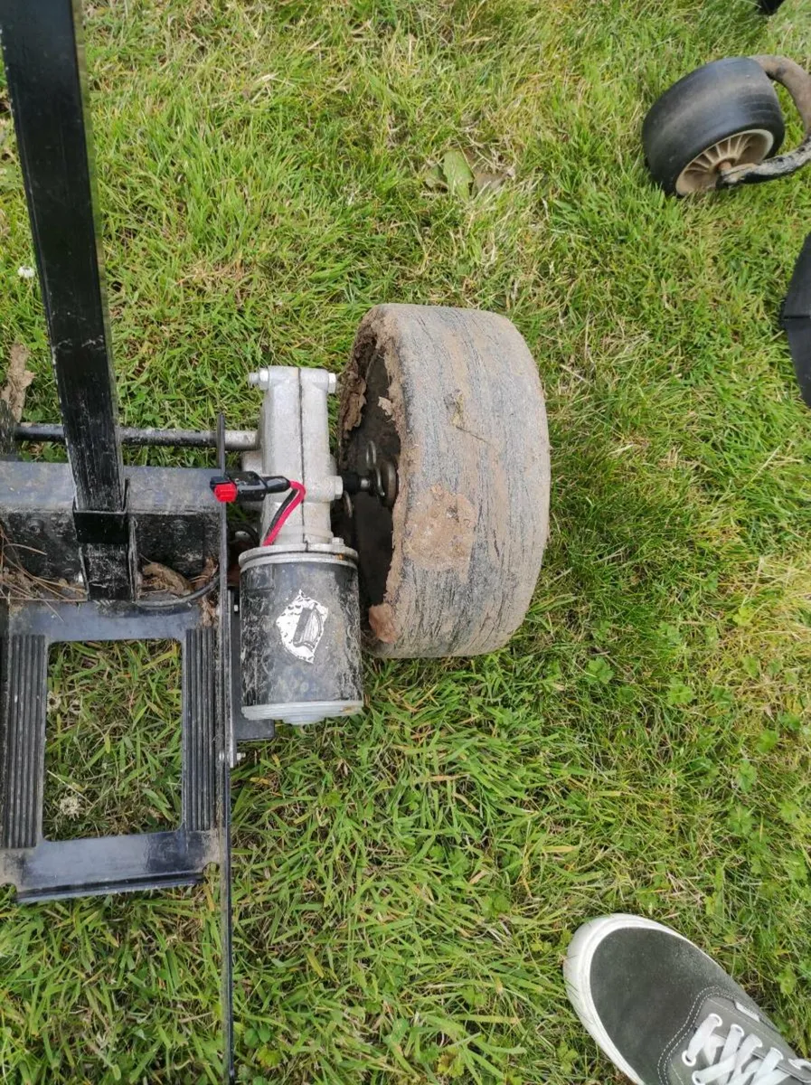 Golf trolleys, batteries and chargers - Image 4