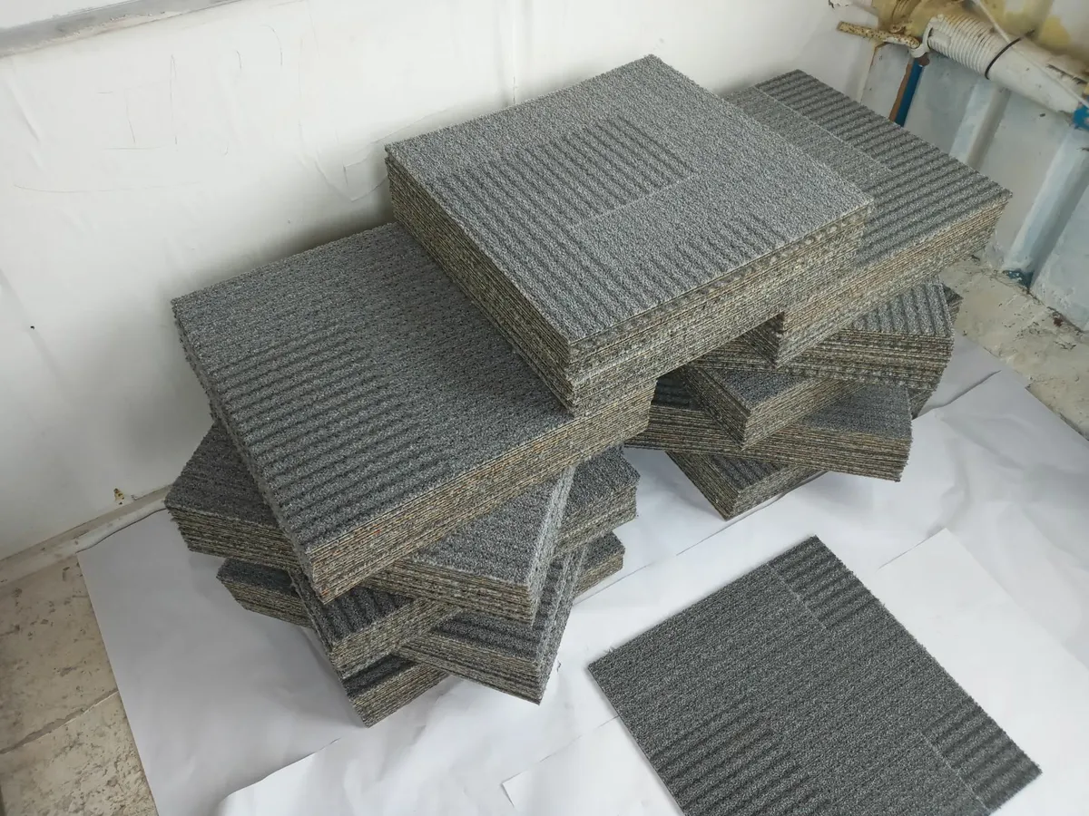 Delivery - Lot of 115 Carpet Tiles for Sale - Image 4