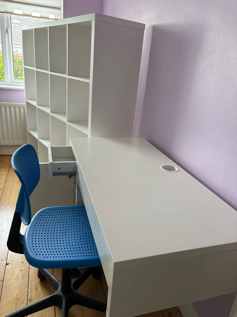Child’s desk, chair and shelf unit - Image 2