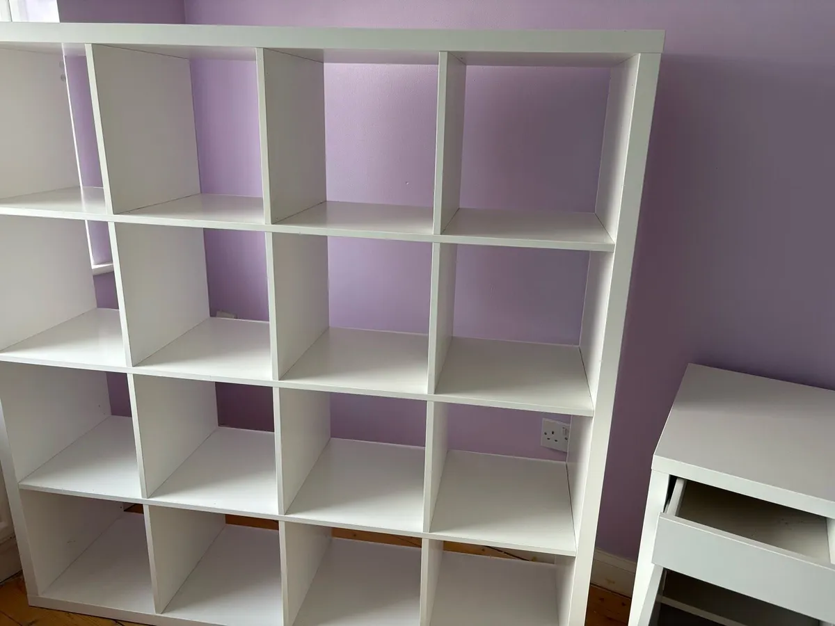 Child’s desk, chair and shelf unit - Image 3