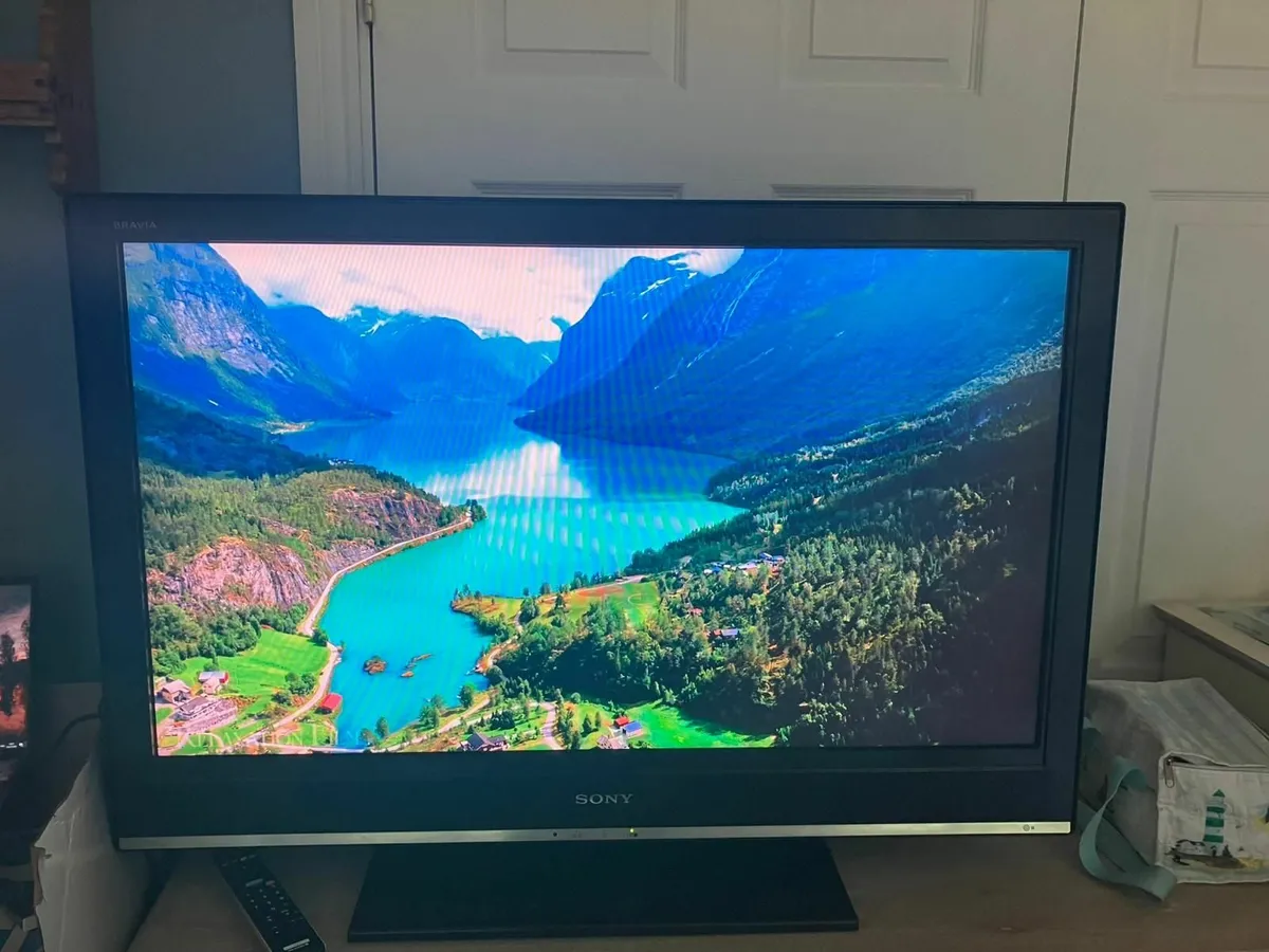 Sony KDL-40s3000 40-inch TV - Image 1