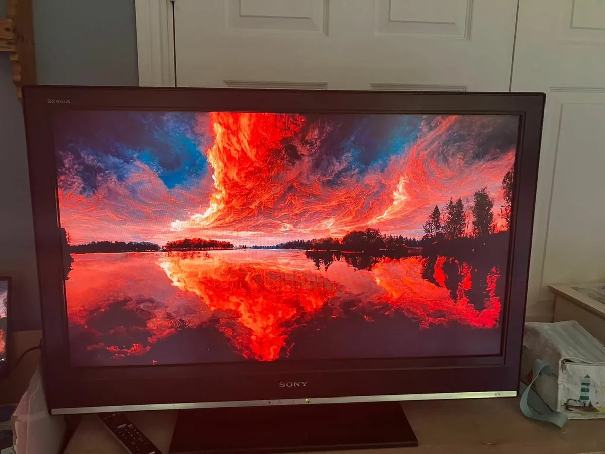 Sony KDL-40s3000 40-inch TV - Image 2
