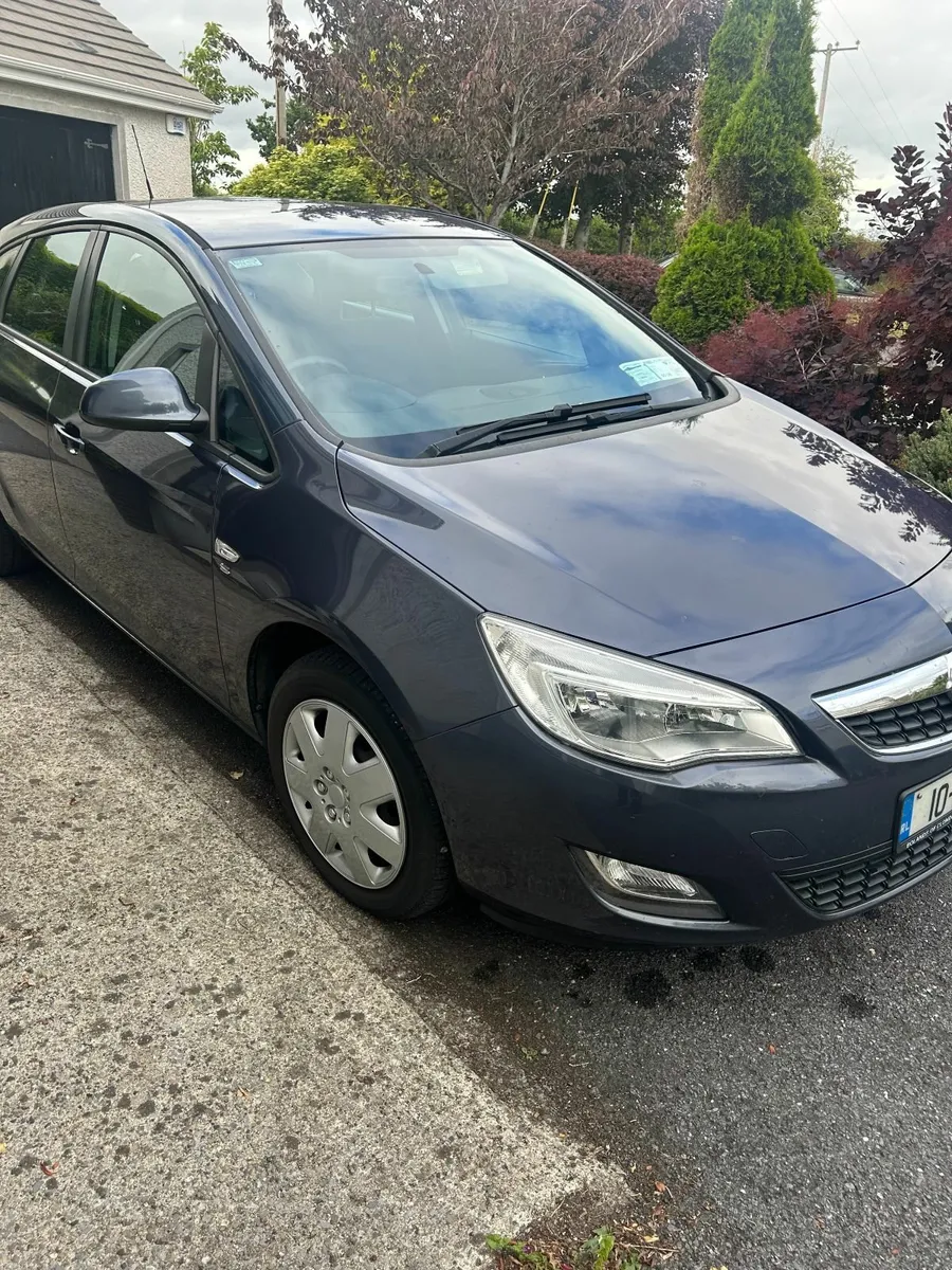 Opel Astra 2010 - Image 1