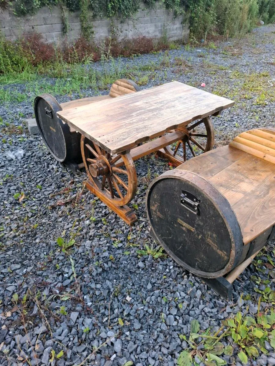 Barrel table and chairs set - Image 2