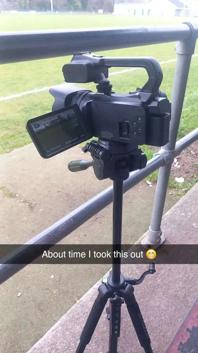 4k HD digital camcorder with tripod - Image 1
