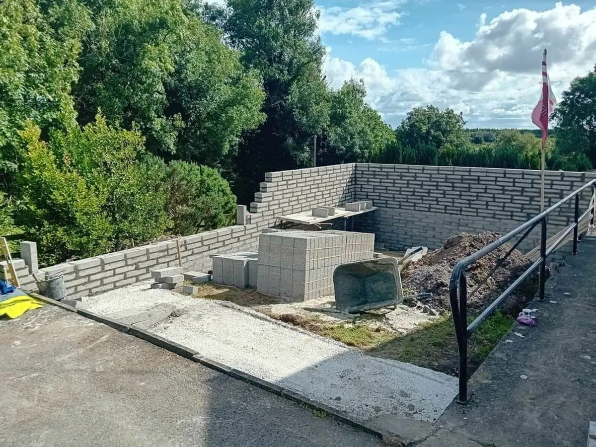 Blocklayer/ bricklayer available ( price crash ) - Image 3