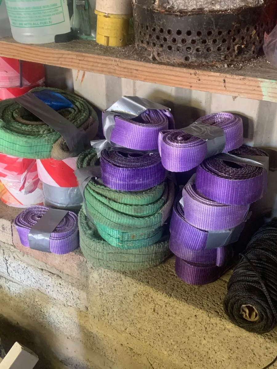 Wall tiles , Straps , Ibs , Concrete poker + more - Image 3