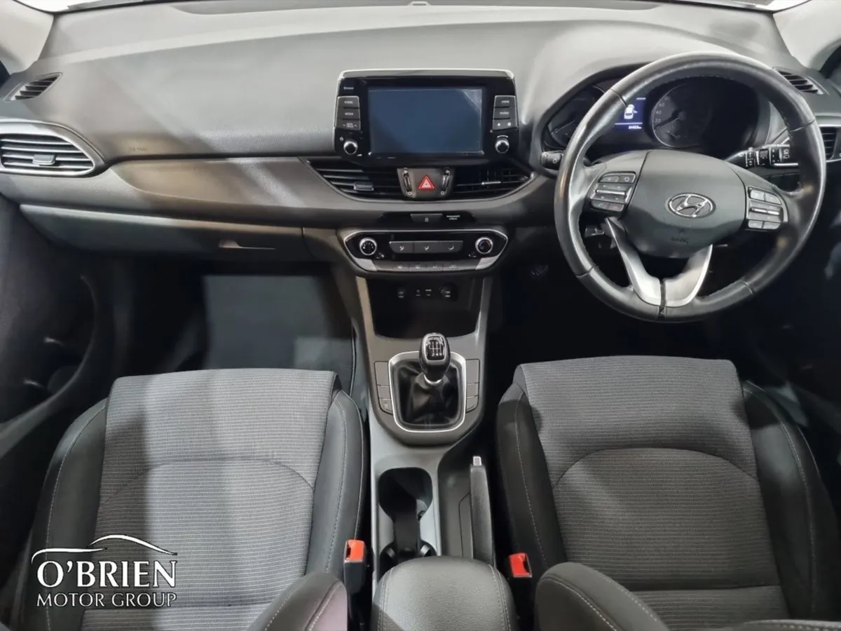 Hyundai i30 Diesel Deluxe - Image 2