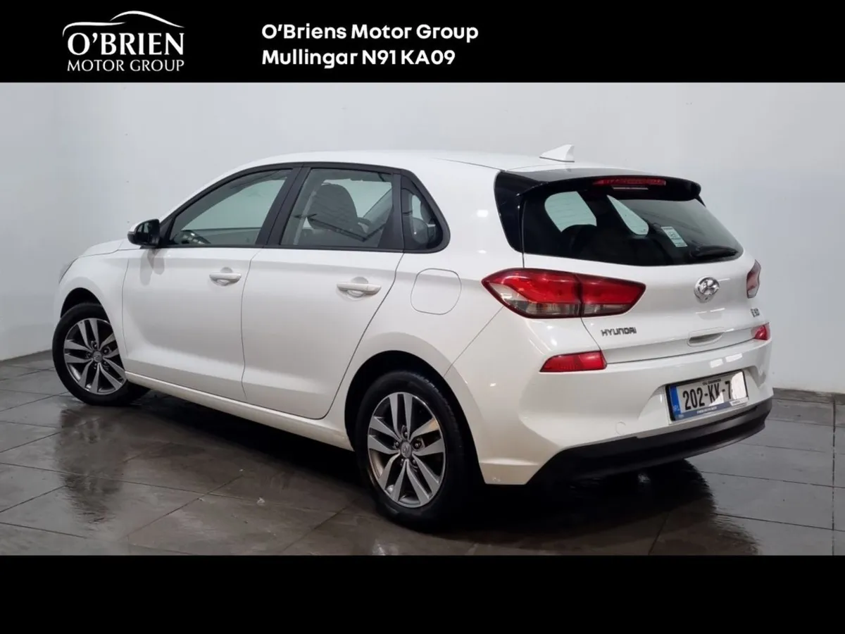 Hyundai i30 Diesel Deluxe - Image 3