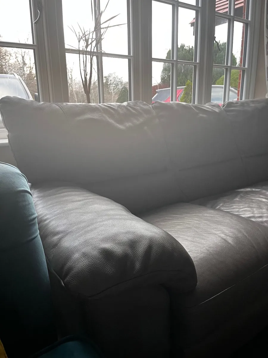 Leather couch - Image 4