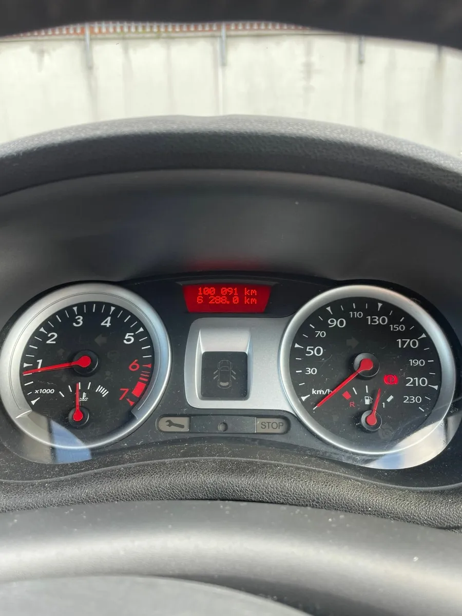Renault Clio 2010 - Image 2