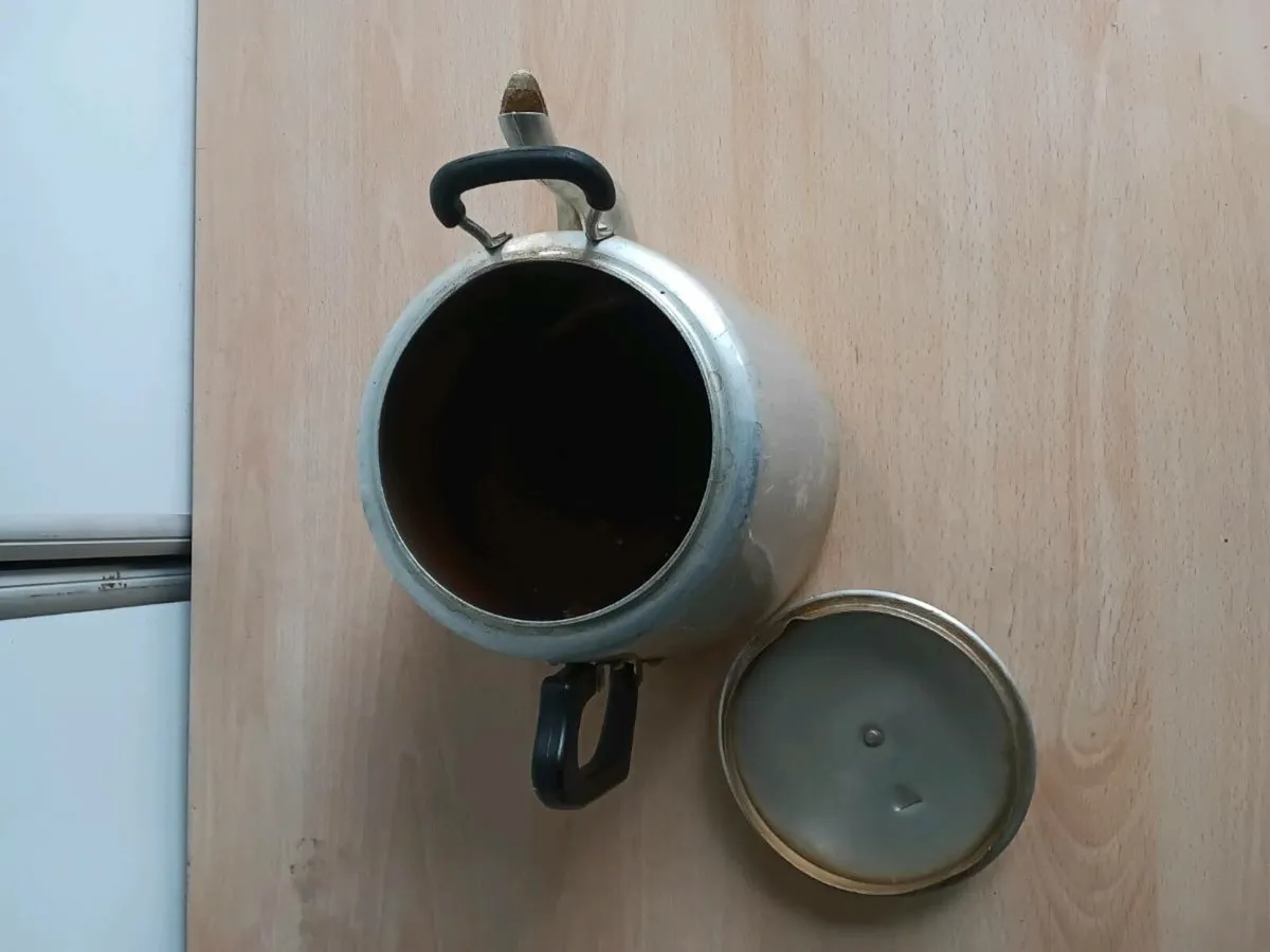 Vinntage aluminium metal large teapot x1 - Image 4