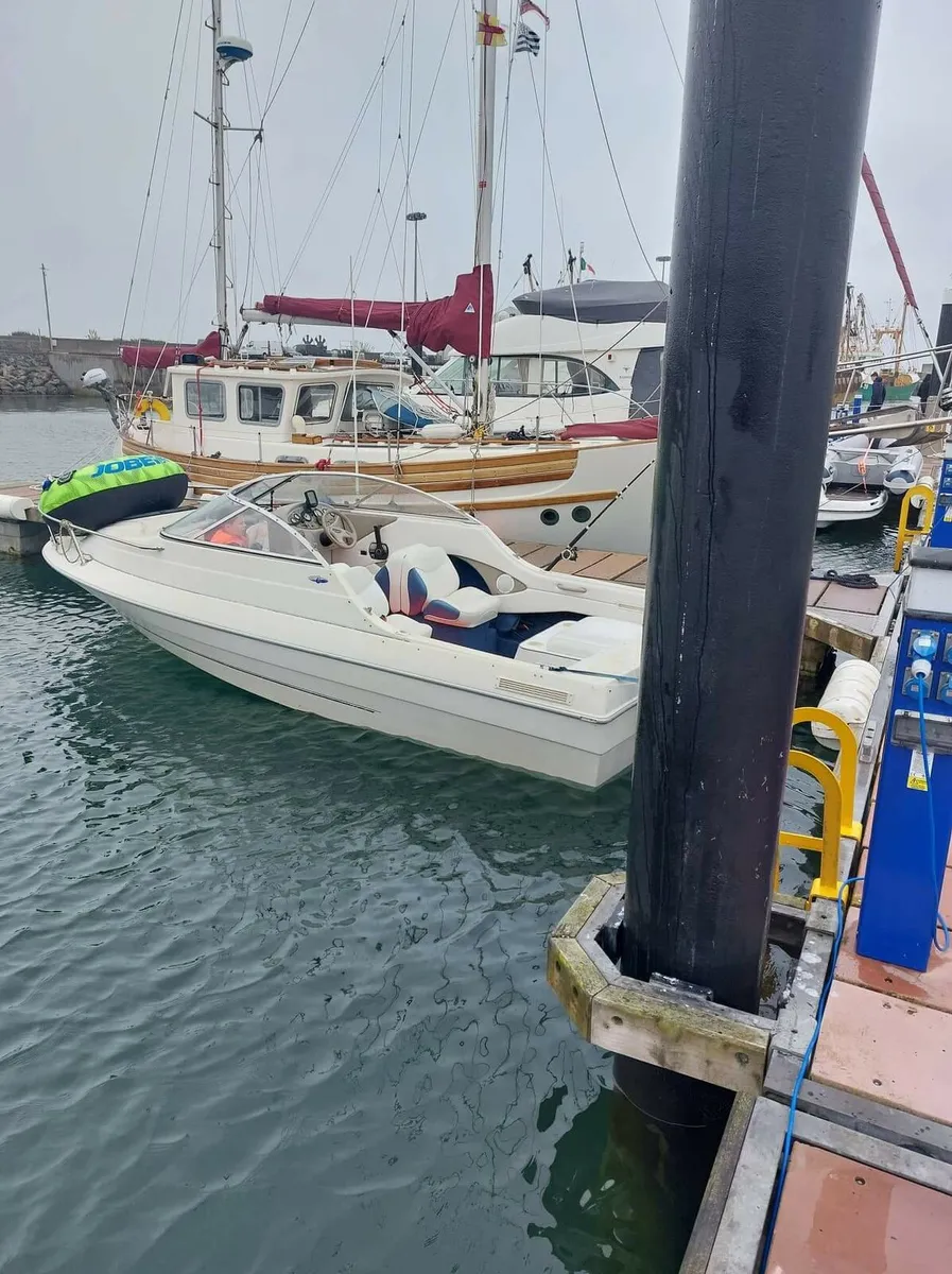 Bayliner capri boat - Image 2