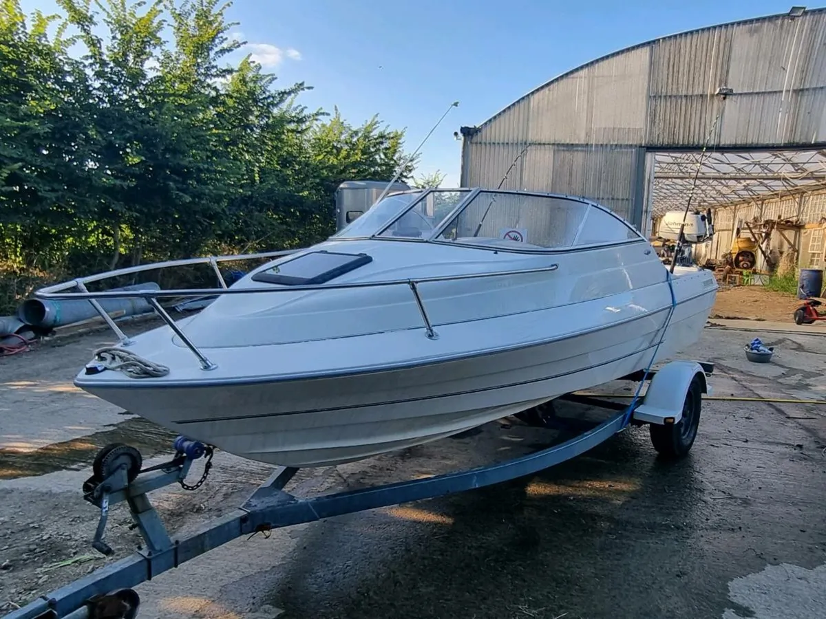 Bayliner capri boat - Image 1