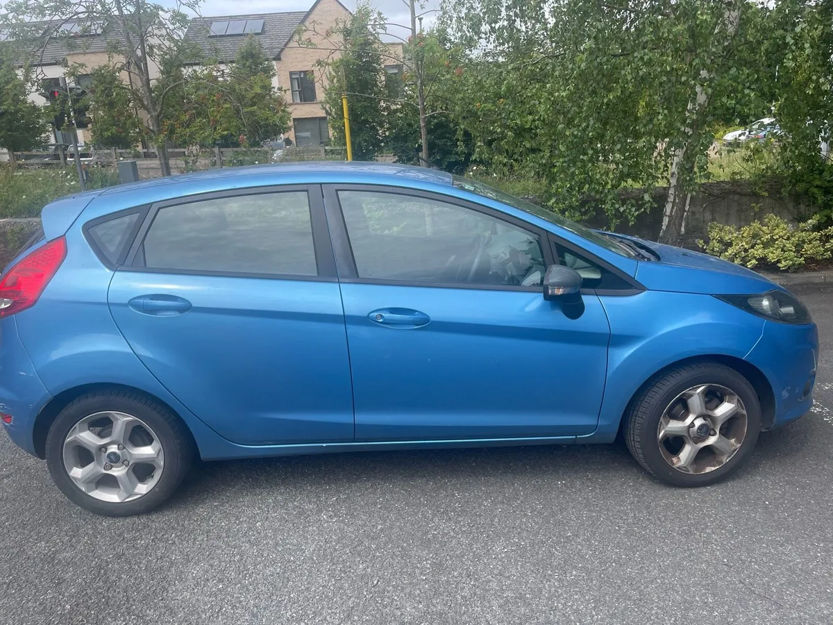 2011 Ford Fiesta - Image 2
