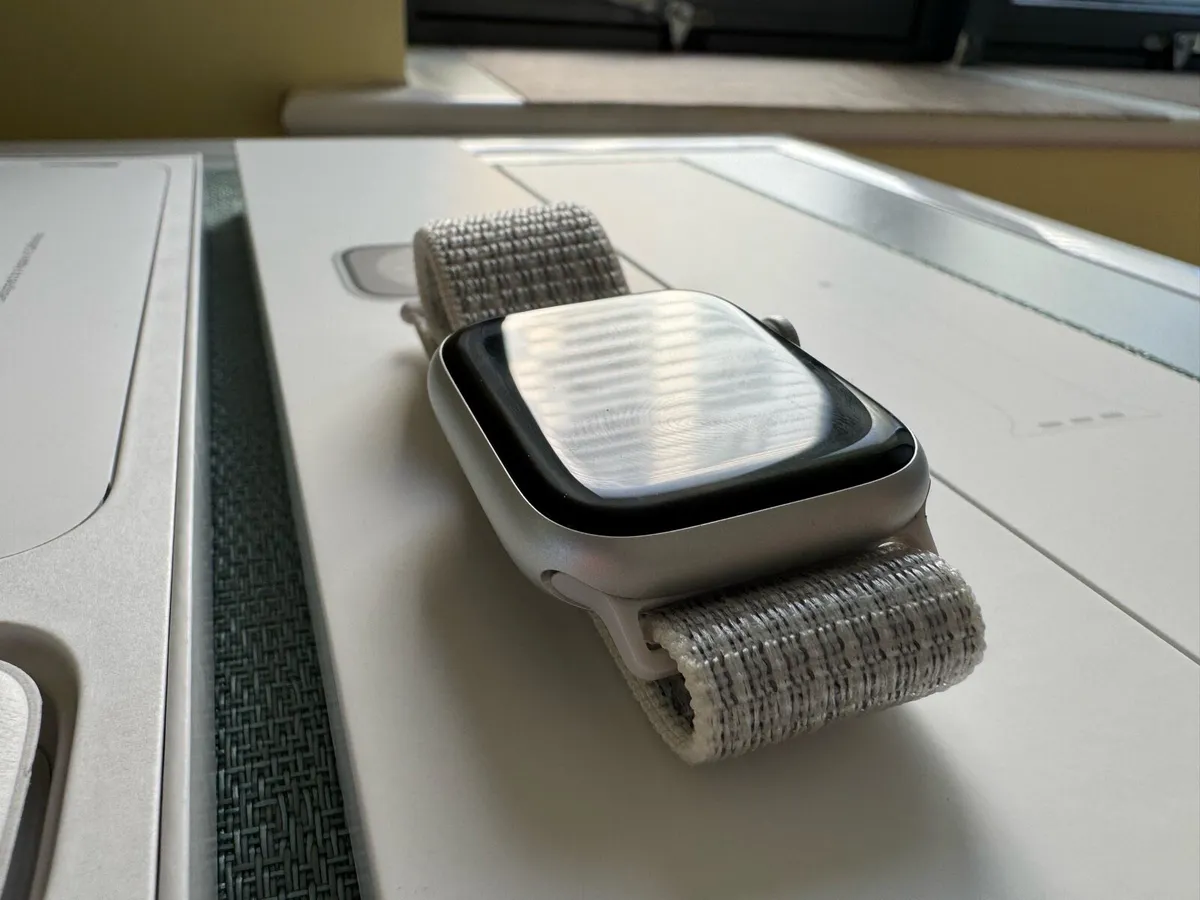 Apple Watch S8 - Image 3