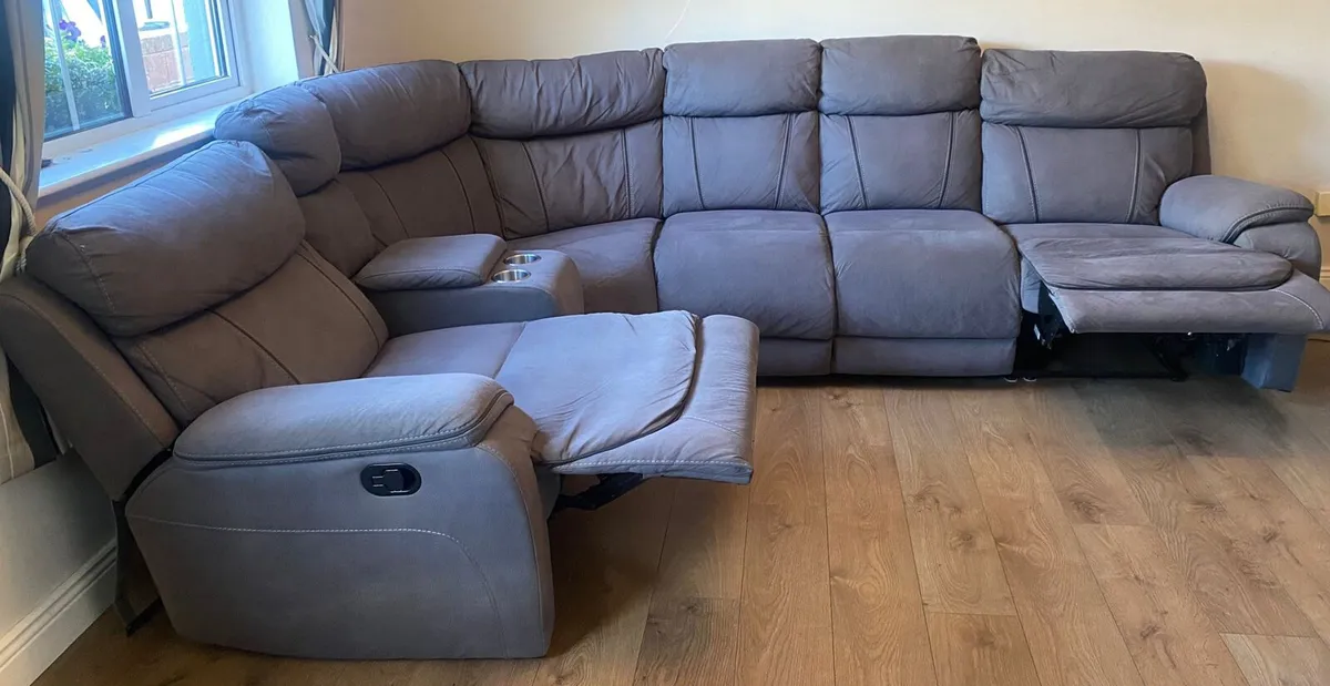 Corner couch/sofa - Image 1