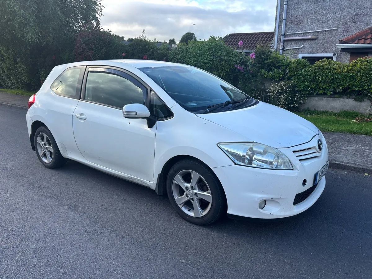 2011 Toyota auris hatchback 1.4 diesel - Image 2