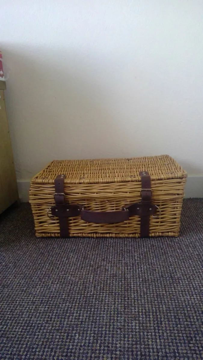 Picnic Basket (maybe for a shop window display?) - Image 1