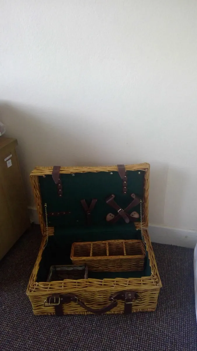 Picnic Basket (maybe for a shop window display?) - Image 2