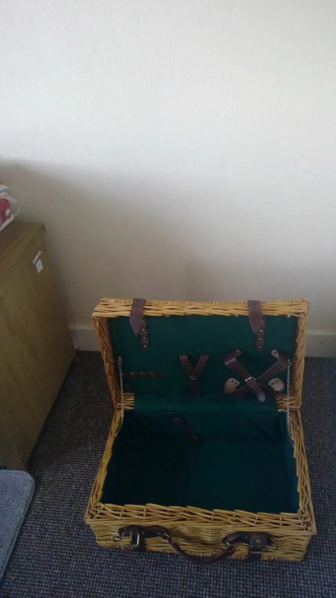 Picnic Basket (maybe for a shop window display?) - Image 3
